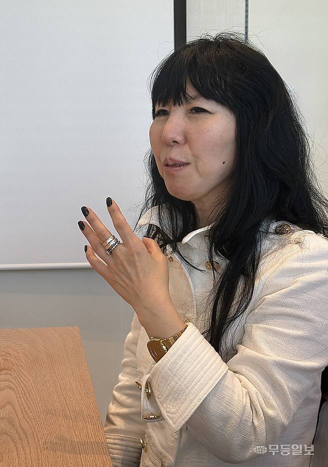 21일 만난 박소빈 작가가 모교에 자신의 작품을 영구설치한다는 소식과 함께 일본 첫 전시 일정을 전하고 있다. 김혜진기자 hj@mdilbo.com