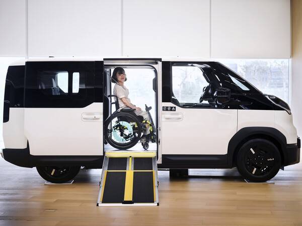 유튜버 '굴러라 구르님'이 PV5 WAV와 함께 기념촬영을 하고 있는 모습. [출처=기아]