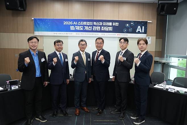 한국인공지능법학회와 머니투데이방송 MTN이 공동 주최한 'AI 스타트업의 혁신과 미래를 위한 법·제도 개선 관련 좌담회'가 21일 서울 여의도 포스트타워에서 열렸다. 왼쪽부터 김형민 한국인공지능산업협회 인공지능분과 이사, 송상훈 국가인공지능전략위원회 단장, 최경진 한국인공지능법학회 회장, 최형두 국회 과학기술정보방송통신위원회 국민의힘 간사, 권창환 수원지방법원 부장판사 겸 한국정보법학회 회장, 서정근 머니투데이방송 정보과학부 부장 /사진=머니투데이방송 MTN