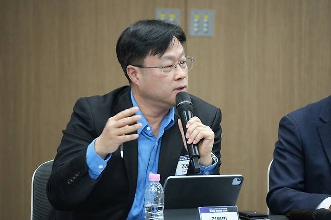 김형민 인공지능산업협회 이사가 21일 서울 여의대로 포스트타워에서 열린 'AI 스타트업의 혁신과 미래를 위한 법/제도 개선 관련 좌담회'에 참석해 발언하고 있다.