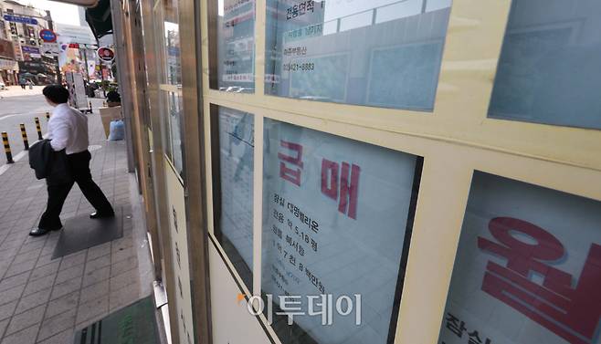 서울의 한 공인중개사무소에 매물 정보가 붙어있다. 김예연 인턴기자 kimye@