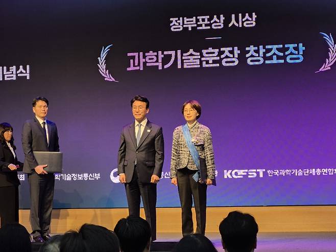 21일 과학·정보통신의 날 기념식에서 김민석 국무총리가 김빛내리 교수에게 과학기술 창조장을 수여한 뒤 기념촬영을 하고 있다. 김연진 기자 yeonjin@