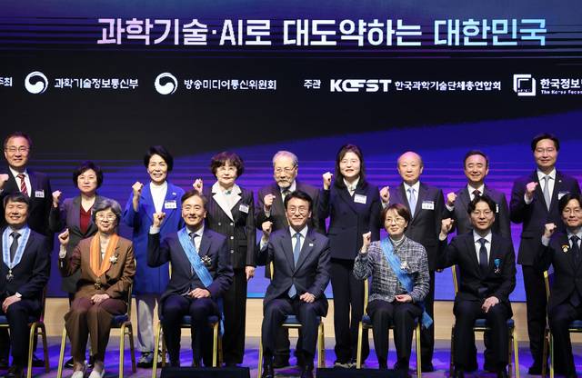 김민석 국무총리(앞줄 왼쪽 네번째)가 21일 한국과학기술회관에서 열린 ‘2026년 과학·정보통신의 날 기념식’에서 과학기술훈장 최고등급인 창조장을 받은 김빛내리 서울대 교수(앞줄 왼쪽 다섯번째), 김정상 듀크대 석좌교수(앞줄 왼쪽 세번째) 등 정부포상 수상자와 기념촬영을 하고 있다. 연합뉴스