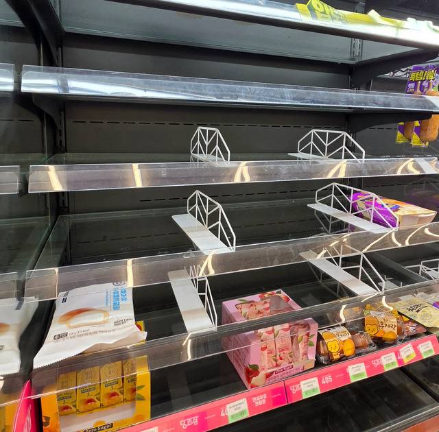 사진은 한 CU편의점 매대가 텅 비어있는 모습.(SNS 갈무리)