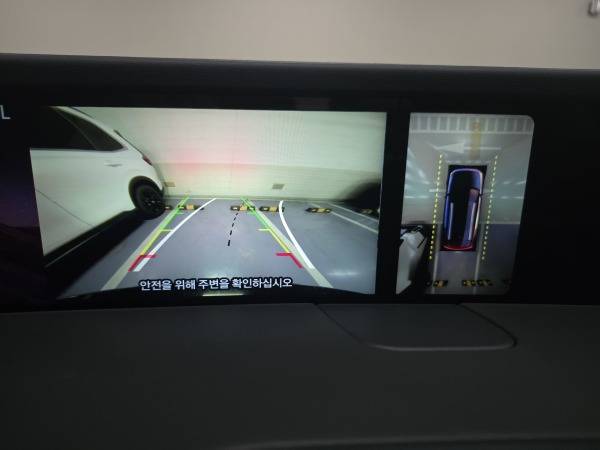 차량 내 디스플레이에서 실시간 제공되는 서라운드 뷰./사진=이용현 기자