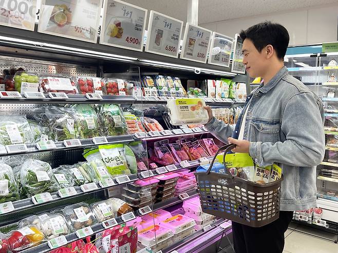 ▲고객이 GS25의 자체 브랜드(PB) '리얼프라이스' 상품을 고르고 있다. 사진=GS리테일