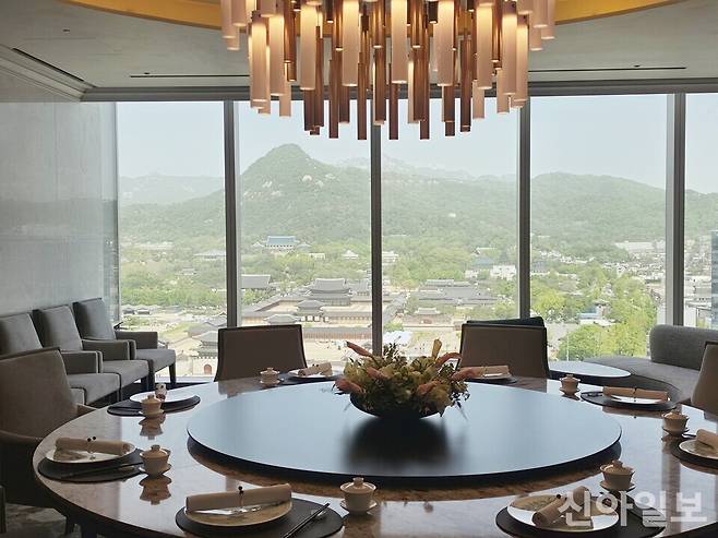 서울 종로구 KT광화문빌딩 웨스트(West) 15층에 위치한 중식 씨푸드 다이닝 '도원·S' 내부 룸에서 볼 수 있는 전경. [사진=신현숙 기자]