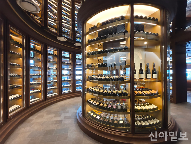 서울 종로구 KT광화문빌딩 웨스트(West) 15층에 위치한 그릴 다이닝 '파블로 그릴 앤 바' 와인타워. [사진=신현숙 기자]