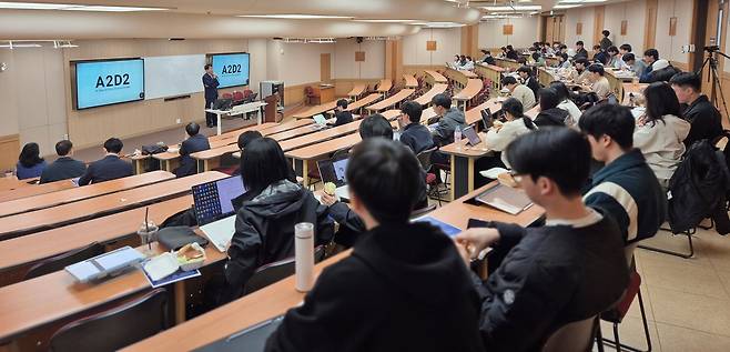 한양대 로스쿨 학생들이 4월 7일 서울 사근동에서 열린 A2D2의 'AI는 변호사의 일을 어떻게 바꾸는가' 특강을 듣고 있다. A2D2 제공