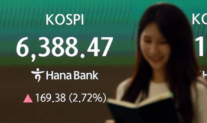 [이데일리 방인권 기자] 코스피가 6380선을 돌파하며 사상최고치를 기록한 21일 서울 중구 하나은행 본점 딜링룸에서 딜러들이 업무를 보고 있다.