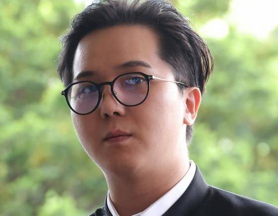병역법 위반 혐의를 받는 그룹 위너 송민호가 21일 오전 서울 마포구 서울서부지법에서 열린 첫 공판에 출석하고 있다. 〈사진=JTBC〉