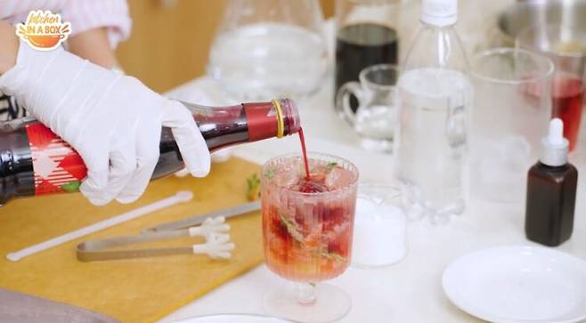 오윤아표 딸기 에이드에는 레드와인 비니거가 추가된다. 사진=유튜브 채널 '키친인어박스' 영상 캡처