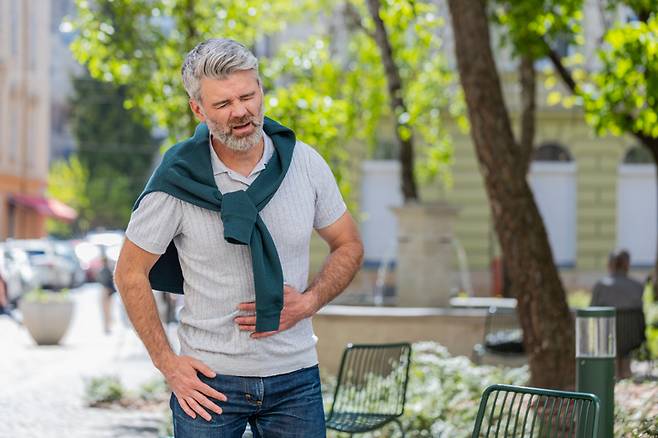 자가면역병인 크론병 환자는 증상이 심할 땐 외출하기도 겁난다. 설사가 몇 달 동안 계속될 수 있고 심한 복통, 식후 통증 악화를 겪는다. '약방의 감초'인 한약재 감초가 근본적인 치료제가 없는 크론병의 신약 후보물질로 검토될 예정이다. 일본 도쿄대 치바대 연구 결과, 감초의 단맛을 내는 주성분인 글리시리진이 크론병 환자의 세포자살을 차단하는 것으로 밝혀졌기 때문이다. 사진은 기사 속 특정 내용과 관련 없음. 사진=게티이미지뱅크