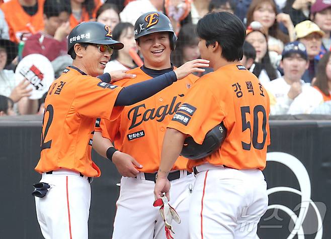 29일 대전 한화생명볼파크에서 열린 2026 신한 SOL KBO리그 키움 히어로즈와 한화 이글스의 경기에서 4회말 한화 강백호가 22사 만루에서 2타점 2루타를 친뒤 노시환, 김재걸 3루코치와 기뻐하고 있다. 2026.3.29 ⓒ 뉴스1 김기남 기자