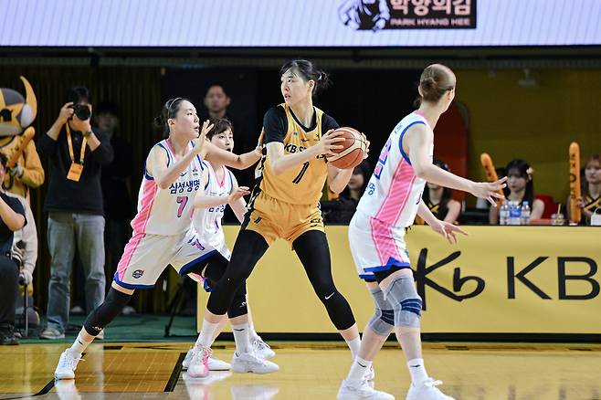 청주 KB스타즈의 박지수(가운데)와 용인 삼성생명의 강유림. (WKBL 제공)
