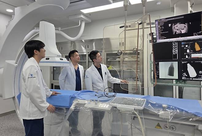 헬릭스동물메디컬센터는 최근 최첨단 혈관조영술 장비 캐논 알페닉스 스카이를 도입했다. 의료진이 장비 시연을 하는 모습 ⓒ 뉴스1 한송아 기자