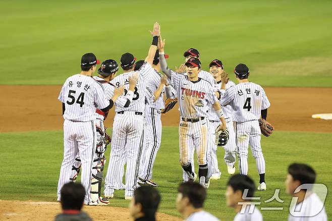 LG 트윈스 선수들이 14일 오후 서울 송파구 잠실야구장에서 2026 신한 SOL KBO리그 롯데 자이언츠와의 경기에서 2:1로 승리한 뒤 기뻐하고 있다. (LG 트윈스 제공. 재판매 및 DB 금지) 2026.4.14 ⓒ 뉴스1