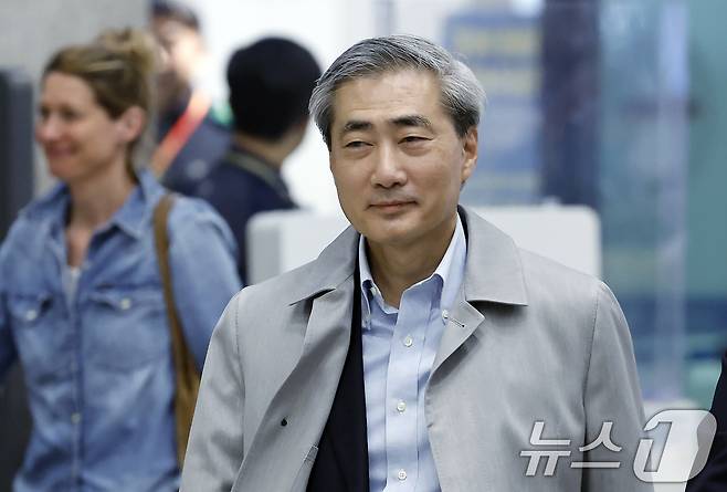 신현송 한국은행 총재 후보자가 30일 오전 인천국제공항을 통해 입국하고 있다.  2026.3.30 ⓒ 뉴스1 박정호 기자