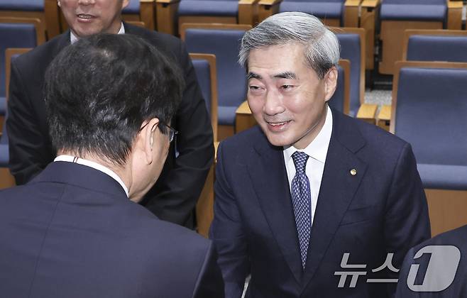 신현송 신임 한국은행 총재가 21일 오전 서울 중구 한국은행에서 열린 취임식에서 임직원들과 인사를 나누고 있다. (공동취재) 2026.4.21 ⓒ 뉴스1 황기선 기자