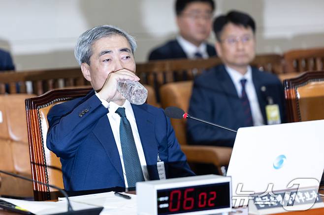 신현송 한국은행 총재 후보자가 15일 서울 여의도 국회에서 열린 제434회국회(임시회) 재정경제기획위원회 인사청문회에서 물을 마시고 있다. 2026.4.15 ⓒ 뉴스1 이승배 기자