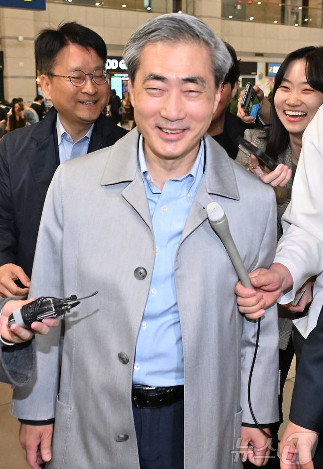 신현송 한국은행 총재 후보자가 30일 오전 인천국제공항 제1터미널을 통해 귀국하고 있다. (공동취재) 2026.3.30 ⓒ 뉴스1 박정호 기자