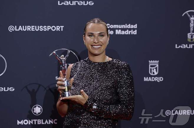 라우레우스 월드 스포츠 어워드에서 올해의 여자 스포츠상을 받은 아리나 사발렌카.ⓒ AFP=뉴스1