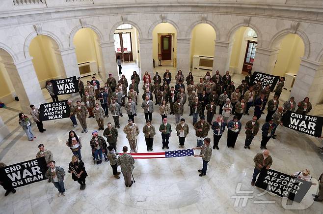 20일(현지시간) (서울=뉴스1) 김지완 기자 = 미국 워싱턴DC 국회의사당에서 참전용사와 군인 가족 단체들이 이란 전쟁에 반대하는 시위를 벌이고 있다. 2026.04.20 ⓒ 로이터=뉴스1