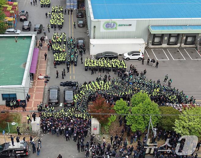 20일 경남 진주시 정촌면 CU 진주물류센터 앞에서 진입을 시도하는 화물연대 노조원들을 경찰이 막아서고 있다. 이날 현장에서는 화물차와 회 참가자 3명이 충돌해 1명이 숨지고 2명이 다치는 사고가 발생했다. 2026.4.20 ⓒ 뉴스1 윤일지 기자