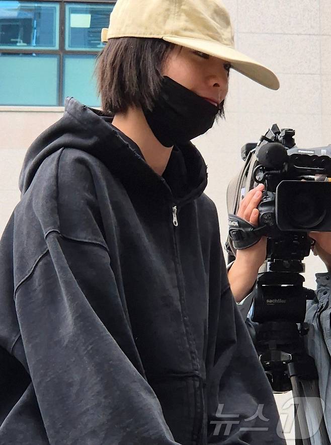 애프터스쿨 출신 가수이자 배우인 나나(35)가 21일 경기 의정부지방법원 남양주지원에 증인으로 출석하고 있다. 나나는 지난해 11월 15일 구리시 아천동 소재 자택에서 흉기 강도 피해를 입었다. 2026.4.21 ⓒ 뉴스1 양희문 기자