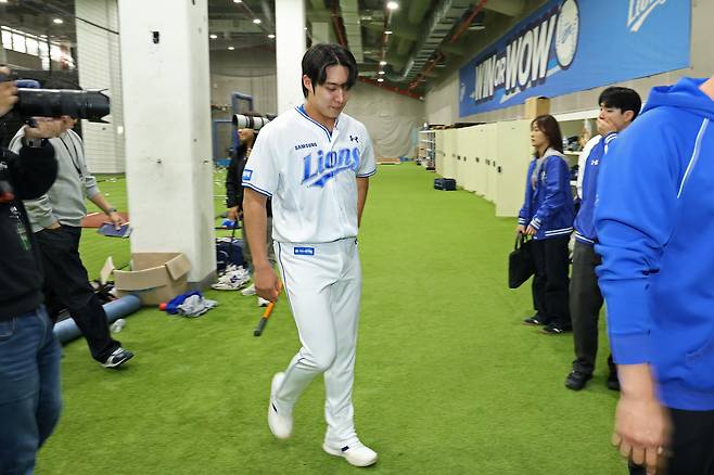 삼성 투수 원태인이 21일 기자회견을 마치고 퇴장하고 있다.(삼성 라이온즈 제공)