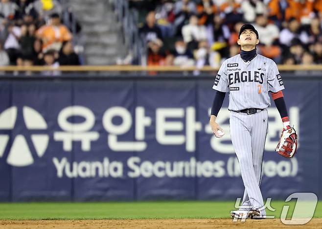 21일 서울 송파구 잠실야구장에서 열린 '2026 신한 SOL KBO리그' 한화 이글스와 LG 트윈스의 경기, 한화 심우준이 4회말 1사 만루 상황 LG 천성호의 유격수 땅볼 때 포구 실책을 한 후 아쉬워하고 있다. 2026.4.21 ⓒ 뉴스1 김성진 기자