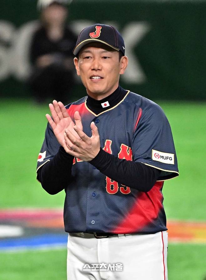 일본 야구대표팀의 이바타 히로카즈 감독이 6일 일본 도쿄 도쿄돔에서 열린 2026 WBC 조별리그 대만과 경기에 앞서 경기장으로 입장하는 선수들을 향해 박수를 보내고 있다. 도쿄(일본) | 박진업 기자 upandup@sportsseoul.com