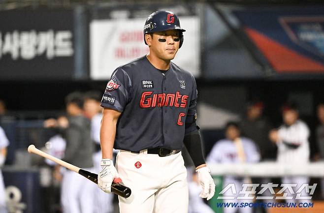16일 잠실구장에서 열린 LG와 롯데의 경기. 롯데 전준우가 숨을 고르고 있다. 잠실=박재만 기자 pjm@sportschosun.com/2026.04.16/