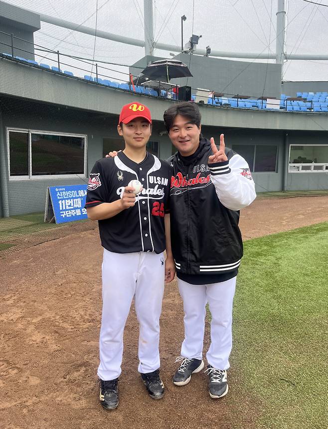 첫승을 거둔 투수 박성웅과 포수 신지후 배터리. 사진제공=울산 웨일즈