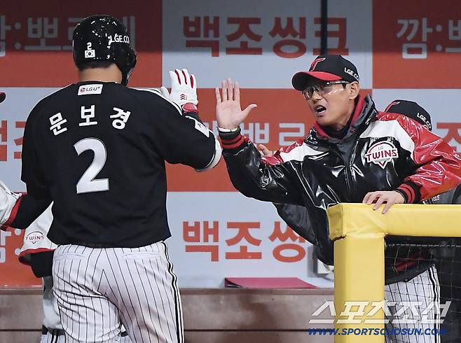 5일 서울 고척스카이돔에서 열린 LG-키움전. 9회초 무사 문보경이 솔로포를 친 후 염경엽 감독의 축하를 받고 있다. 정재근 기자 cjg@sportschosun.com/2026.4.5/