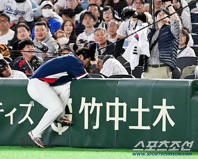 7일 일본 도쿄돔에서 열린 WBC(월드베이스볼클래식) 한국과 일본의 경기. 7회말 1루수 문보경이 마키의 타구를 잡으려다 펜스와 충돌하고 있다. 도쿄(일본)=허상욱 기자wook@sportschosun.com/2026.03.07/