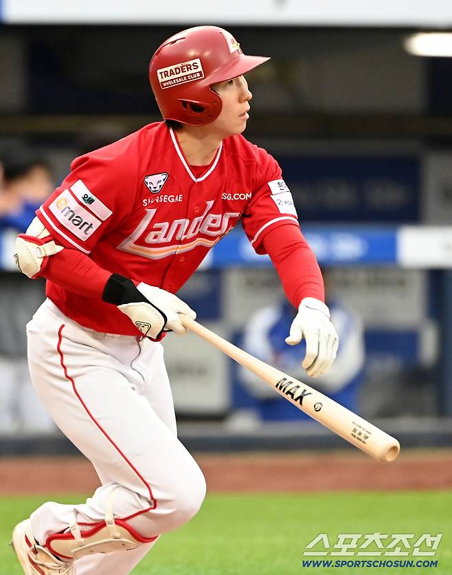 21일 대구삼성라이온즈파크에서 열린 SSG와 삼성의 경기. 1회초 SSG 박성한이 안타를 치고 있다. 박성한은 이 안타로 개막 19경기 연속 안타, KBO리그 신기록을 작성했다. 대구=허상욱 기자wook@sportschosun.com/2026.04.21/