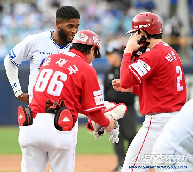 21일 대구삼성라이온즈파크에서 열린 SSG와 삼성의 경기. 1회초 SSG 박성한이 안타를 치고 디아즈의 인사를 받고 있다. 박성한은 이 안타로 개막 19경기 연속 안타, KBO리그 신기록을 작성했다. 대구=허상욱 기자wook@sportschosun.com/2026.04.21/