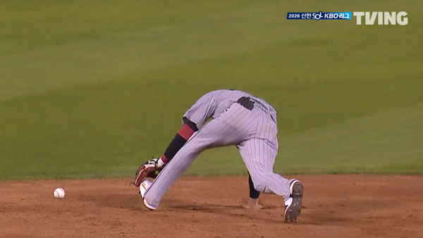 포구 실책을 기록하는 심우준. ⓒTVING