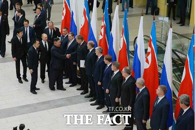 블라미디르 콜로콜체프 러시아 내무장관을 단장으로 한 대표단이 지난 20일 북한을 방문했다. 사진은 2019년 4월 25일 김정은 국무위원장이 블라디미르 푸틴 러시아 대통령과 정상회담을 하기 위해 러시아 극동연방대학교를 방문한 모습. /뉴시스