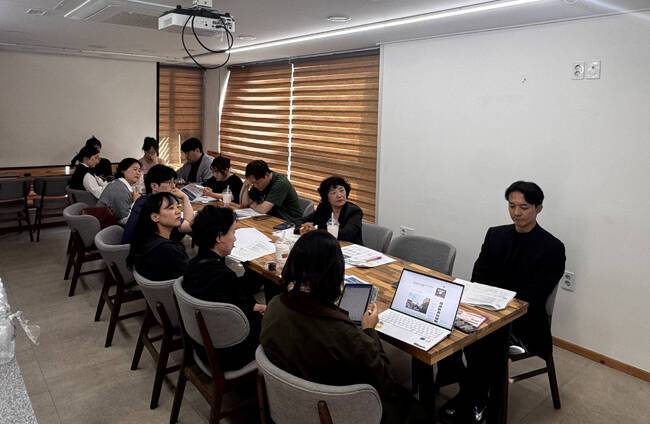 21일 영주시가 학사골목 상인들을 대상으로 골목형 상점가 관련 설명을 하고 있다. / 영주시