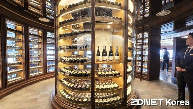 한화푸드테크가 오는 24일 서울 광화문에 ‘더 플라자 다이닝’을 연다. 사진은 파블로 그릴 앤 바 입구에 설치된 와인 타워. (사진=지디넷코리아)
