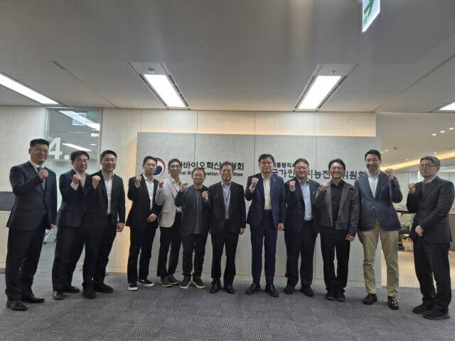 휴머노이드 소분과 출범을 기념하며 산업AX생태계 조준희 분과장(왼쪽 8번째)과 휴머노이드 소분과 장벽탁 소분과장(왼쪽 7번째) 및 참여 위원들이 기념 촬영을 했다. (사진=국가AI전략위)