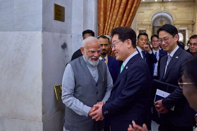 이재명 대통령과 나렌드라 모디 인도 총리가 20일(현지시간) 인도 뉴델리 대통령궁에서 열린 드로우파디 무르무 인도 대통령 주최 국빈 만찬에서 악수하고 있다. 연합뉴스