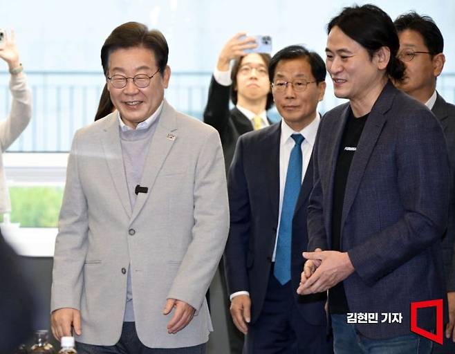 이재명 더불어민주당 대선 예비후보가 지난해 4월14일 서울 강남구 퓨리오사AI에서 백준호 퓨리오사AI 대표와 입장하고 있다. 2025.4.14 국회사진기자단