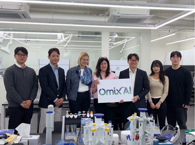 왼쪽부터 Revvity의 김종민 부장, 박경배 상무, Carola Schmidt, Antoniette Violo, 오믹스에이아이 신동명 대표, 박산하바이오랩 연구원, 김찬일 바이오연구팀장. 오믹스에이아이 제공