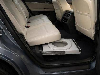 차량 내 화장실 구상이 처음 제시된 것은 아니다. 과거 일부 브랜드가 간이 변기 시트나 이동형 위생 장비 개념을 선보인 바 있지만, 이번 특허는 좌석 구조와 화장실 기능을 일체형으로 설계했다는 점에서 차이가 있다. SERES