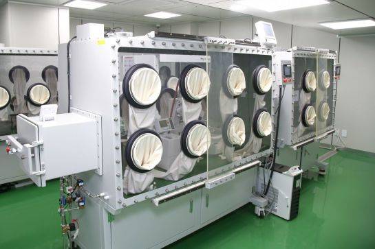 한국원자력의학원 악티늄-225 생산 시설에 설치된 특수 글로브 박스. 방사성 물질인 라듐-226을 안전하게 다루면서 악티늄을 분리·정제하기 위한 장치로 양쪽에서 동시에 작업할 수 있도록 설계됐다. 박정연 기자