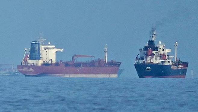 호르무즈 해협에 유조선과 화물선이 정박하고 있다.ⓒ AP/연합뉴스
