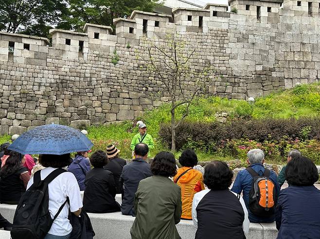 성북구, 문화관광해설사와 함께 걷는 성북 역사문화 도보탐방 운영. 성북구 제공